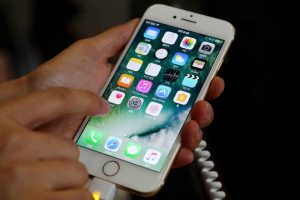 iPhone 8: What a Switch to AMOLED Screen Could Mean for You